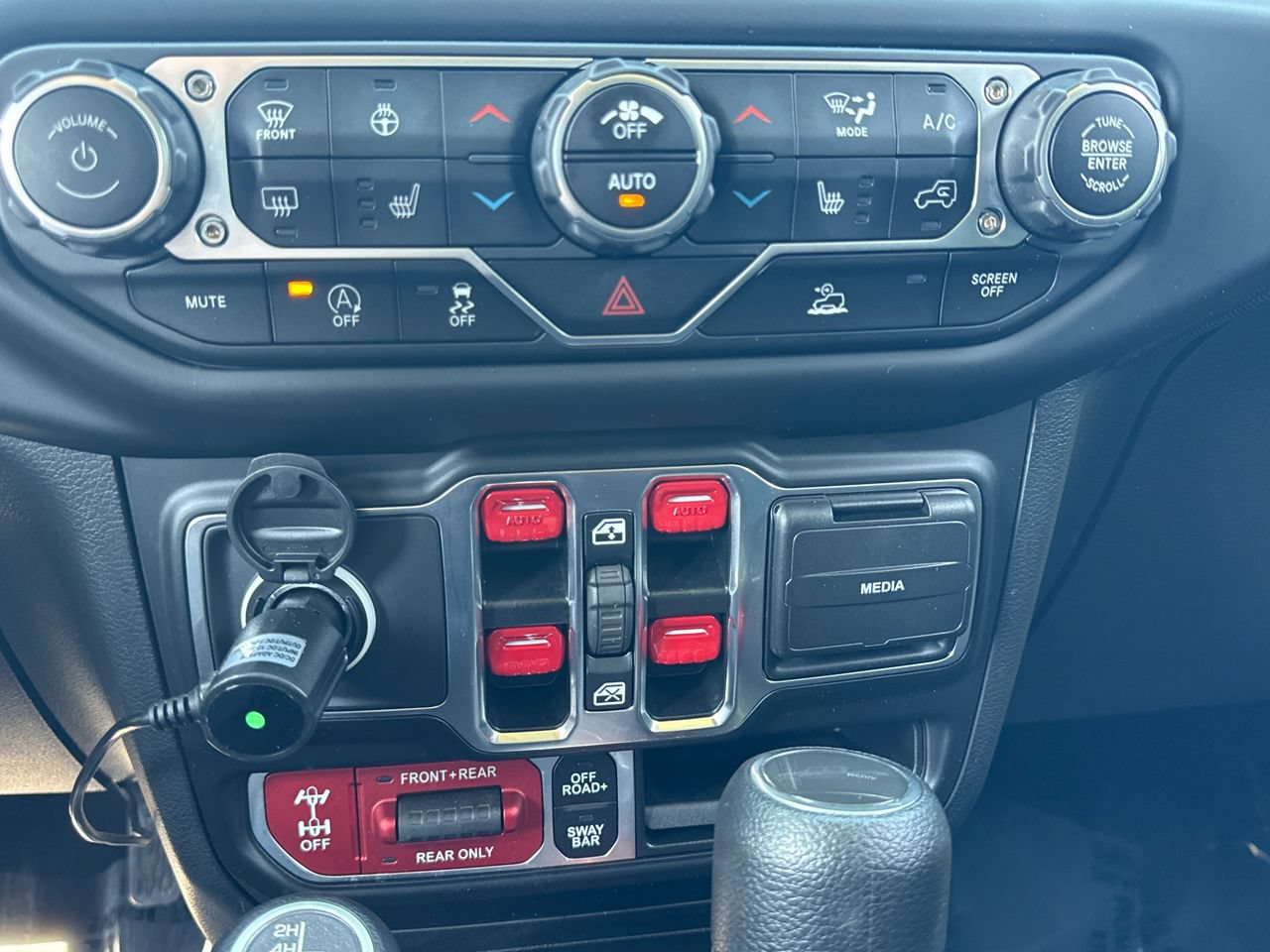Used 2023 Jeep Gladiator Rubicon w/ Cold Weather Group AWD/4WD image 22