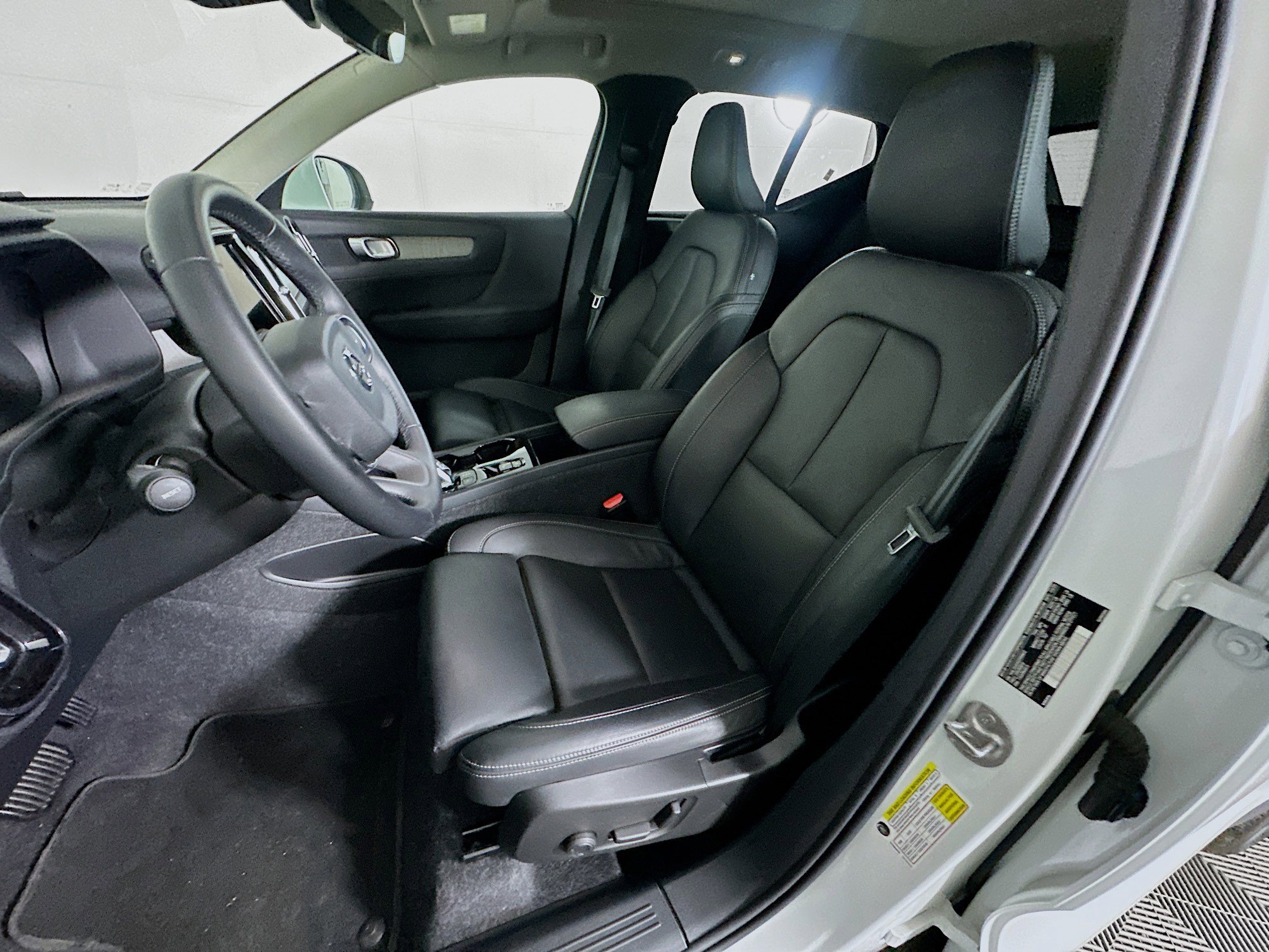 Used 2025 Volvo XC40 B5 Plus image 13