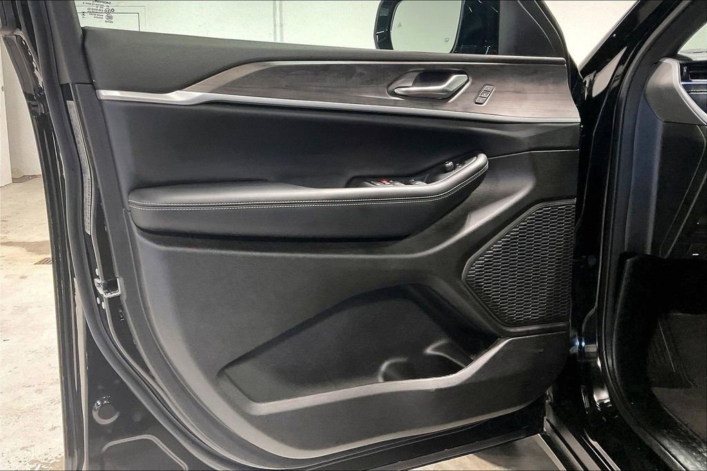 Used 2025 Jeep Grand Cherokee L Limited w/ Black Appearance Package image 21