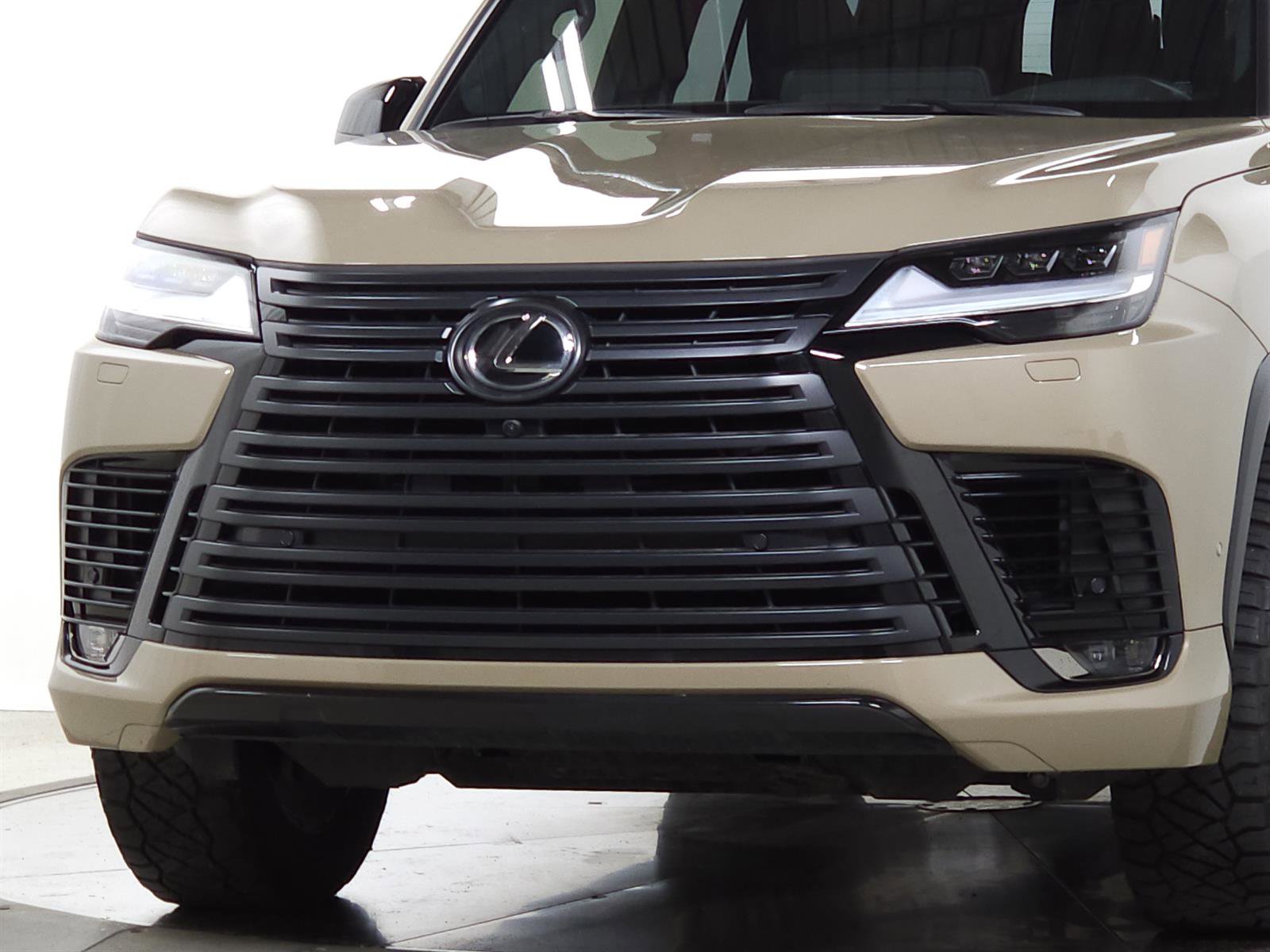 Certified 2025 Lexus LX 700h Overtrail AWD/4WD image 4
