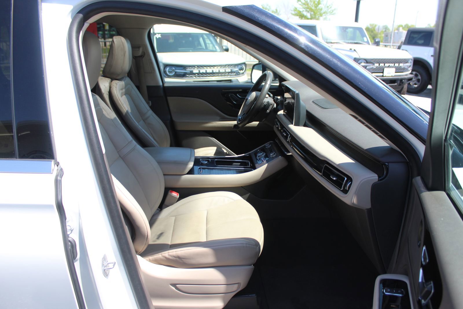 Used 2023 Lincoln Aviator Reserve w/ Equipment Group 201A AWD/4WD image 13