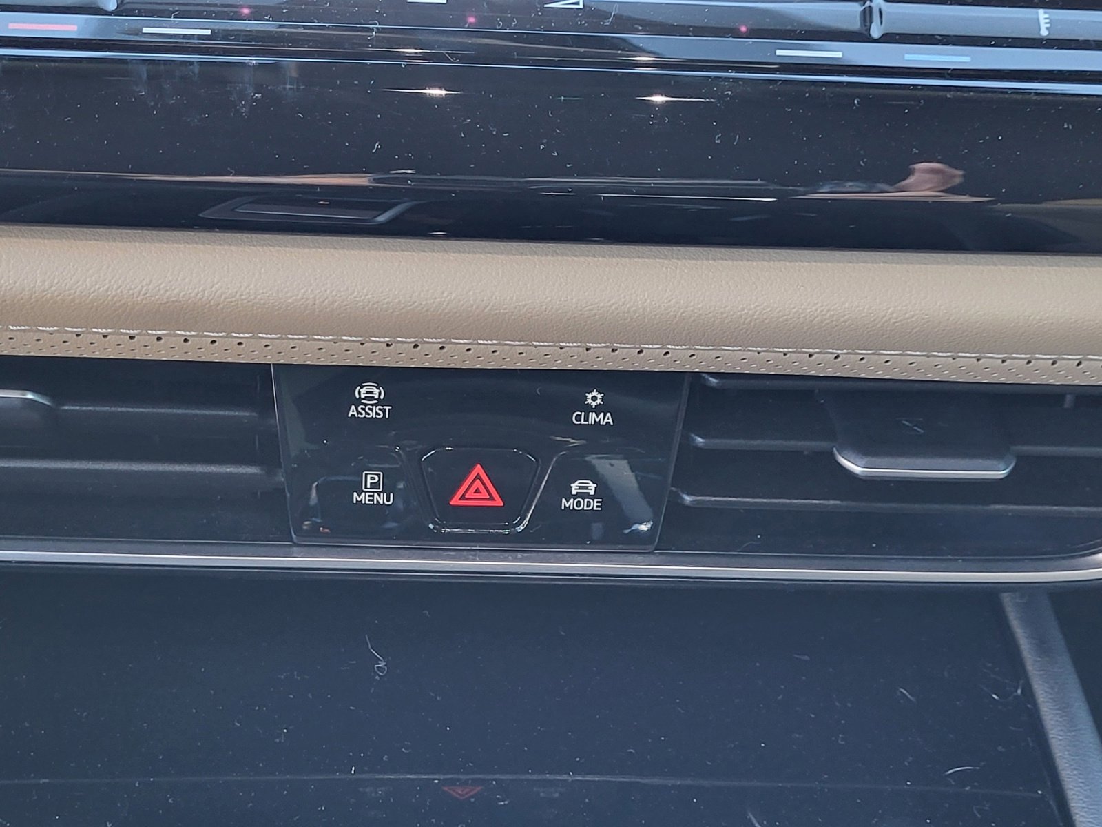 Used 2024 Volkswagen Atlas Cross Sport SE image 30