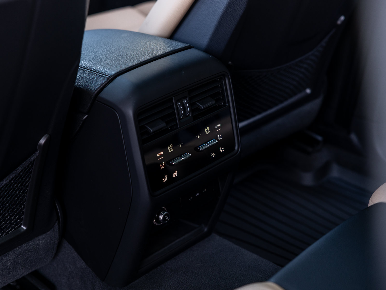 Certified 2025 Porsche Cayenne S w/ Premium Package Plus AWD/4WD image 30