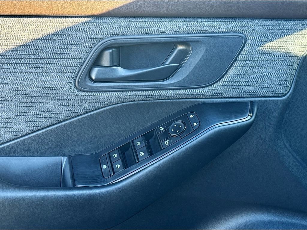 Used 2023 Nissan Rogue S image 18