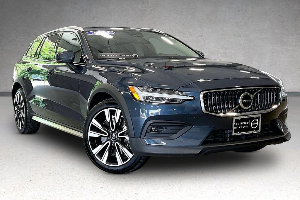 Certified 2025 Volvo V60 B5 Cross Country Ultra AWD/4WD image 3