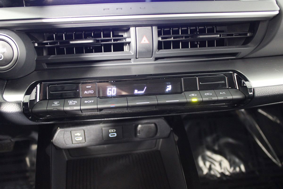 Used 2024 Toyota Prius LE image 15