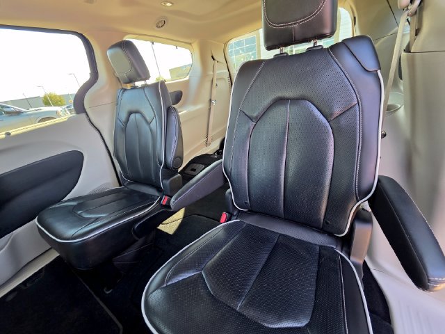 Used 2024 Chrysler Pacifica Limited FWD image 14