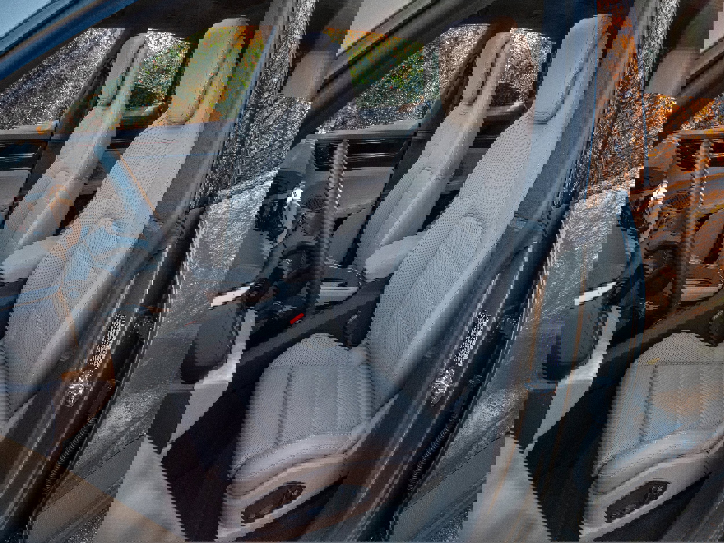 Certified 2025 Porsche Macan Electric image 4