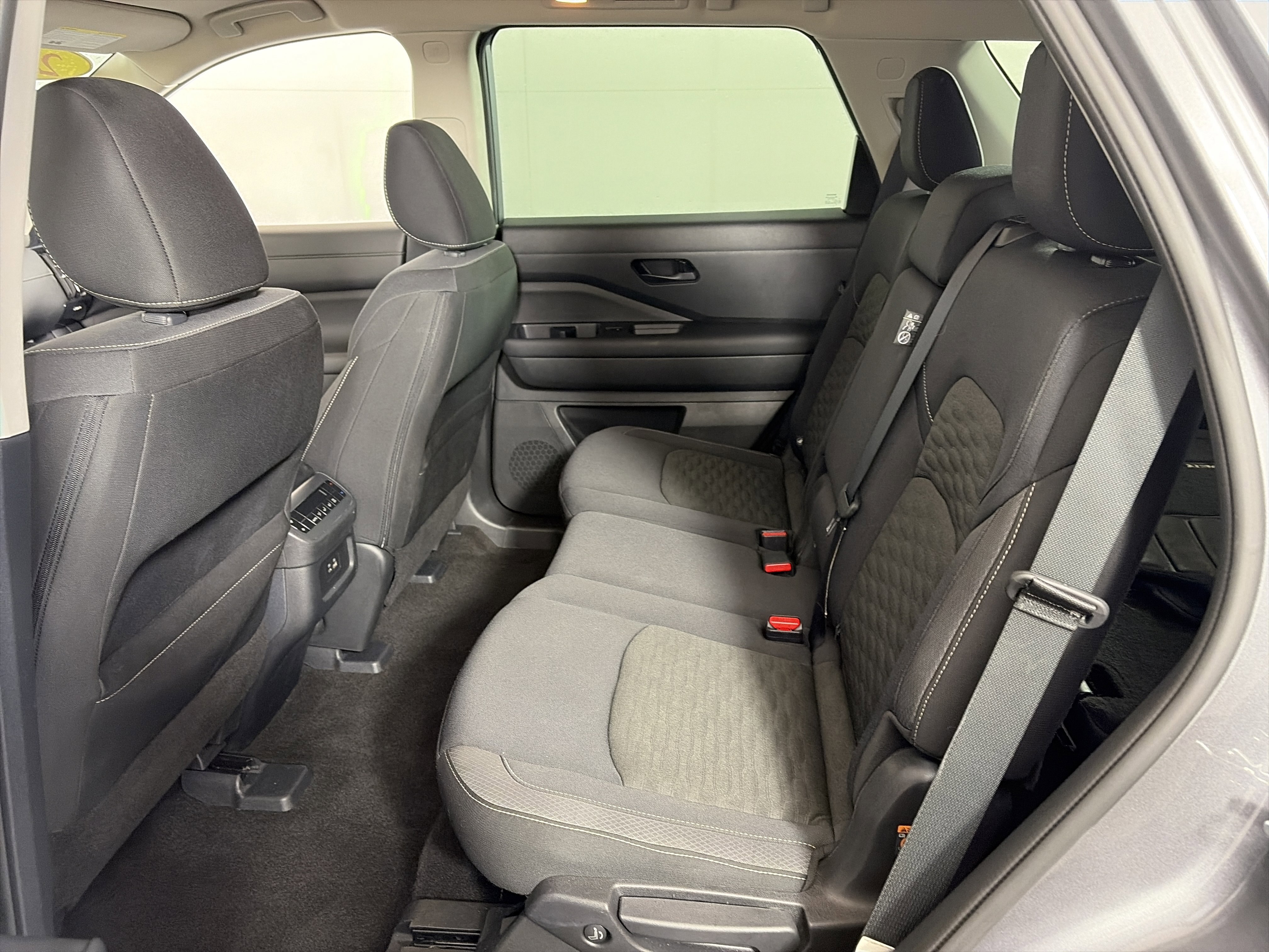 Used 2024 Nissan Pathfinder SV image 7