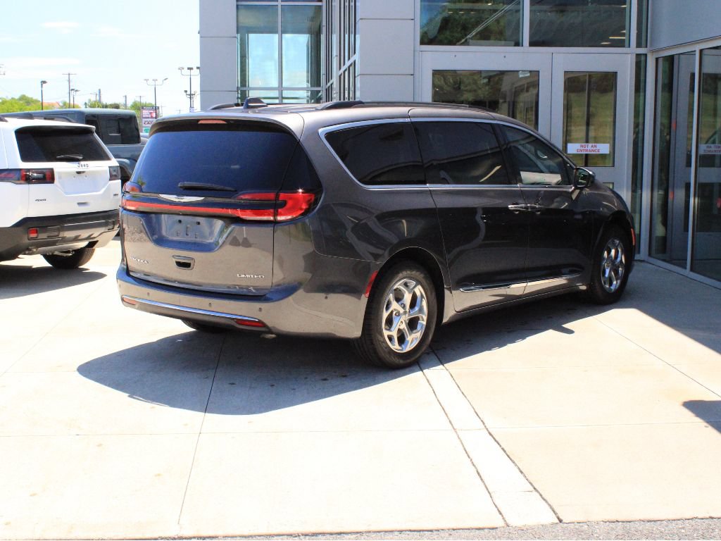 Used 2022 Chrysler Pacifica Limited w/ Uconnect Theater Family Group FWD image 6