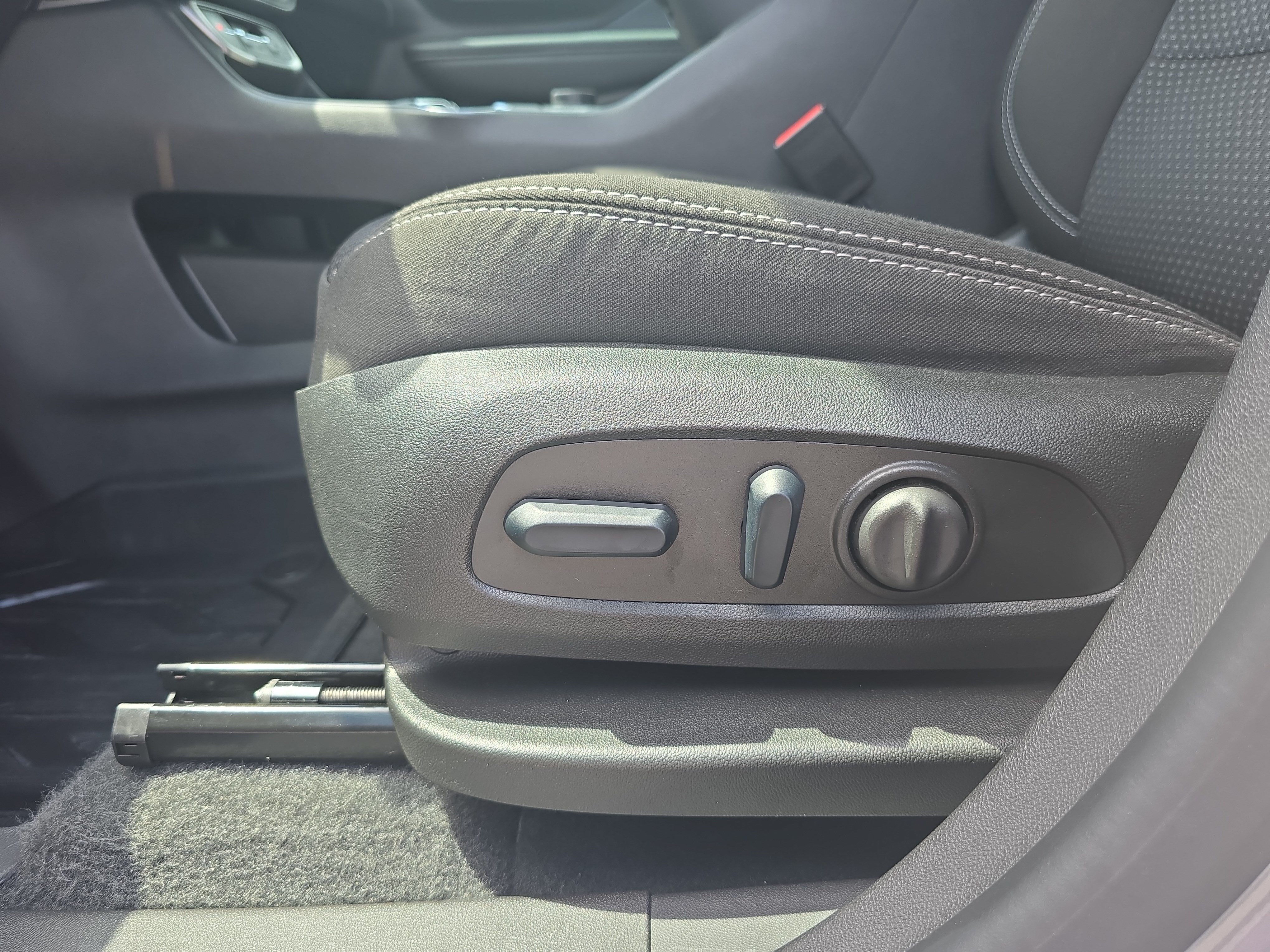 Used 2024 GMC Terrain SLE w/ Driver Convenience Package FWD image 27