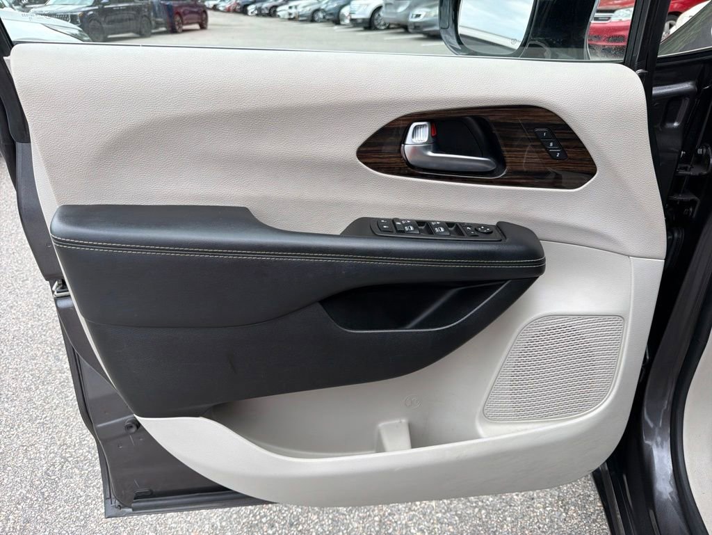 Used 2023 Chrysler Pacifica Limited FWD image 12
