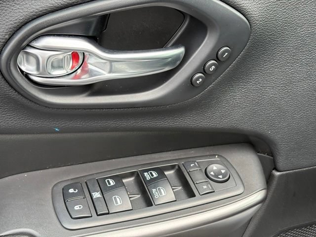 Used 2019 Jeep Cherokee Limited FWD image 25