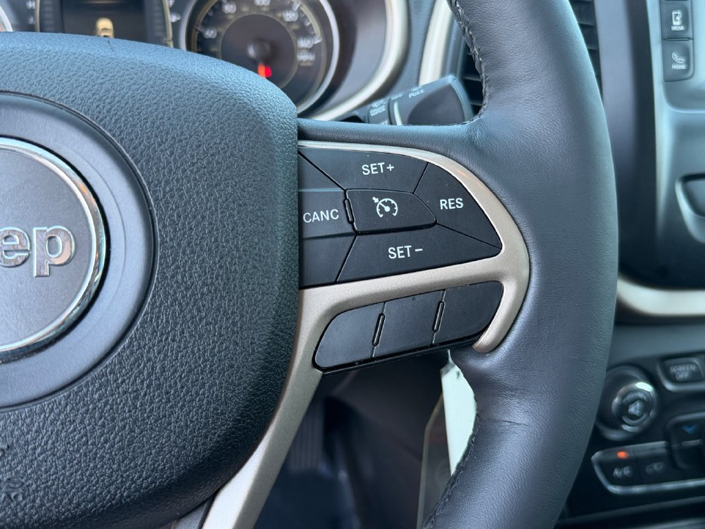 Used 2016 Jeep Cherokee Latitude w/ Cold Weather Group AWD/4WD image 18