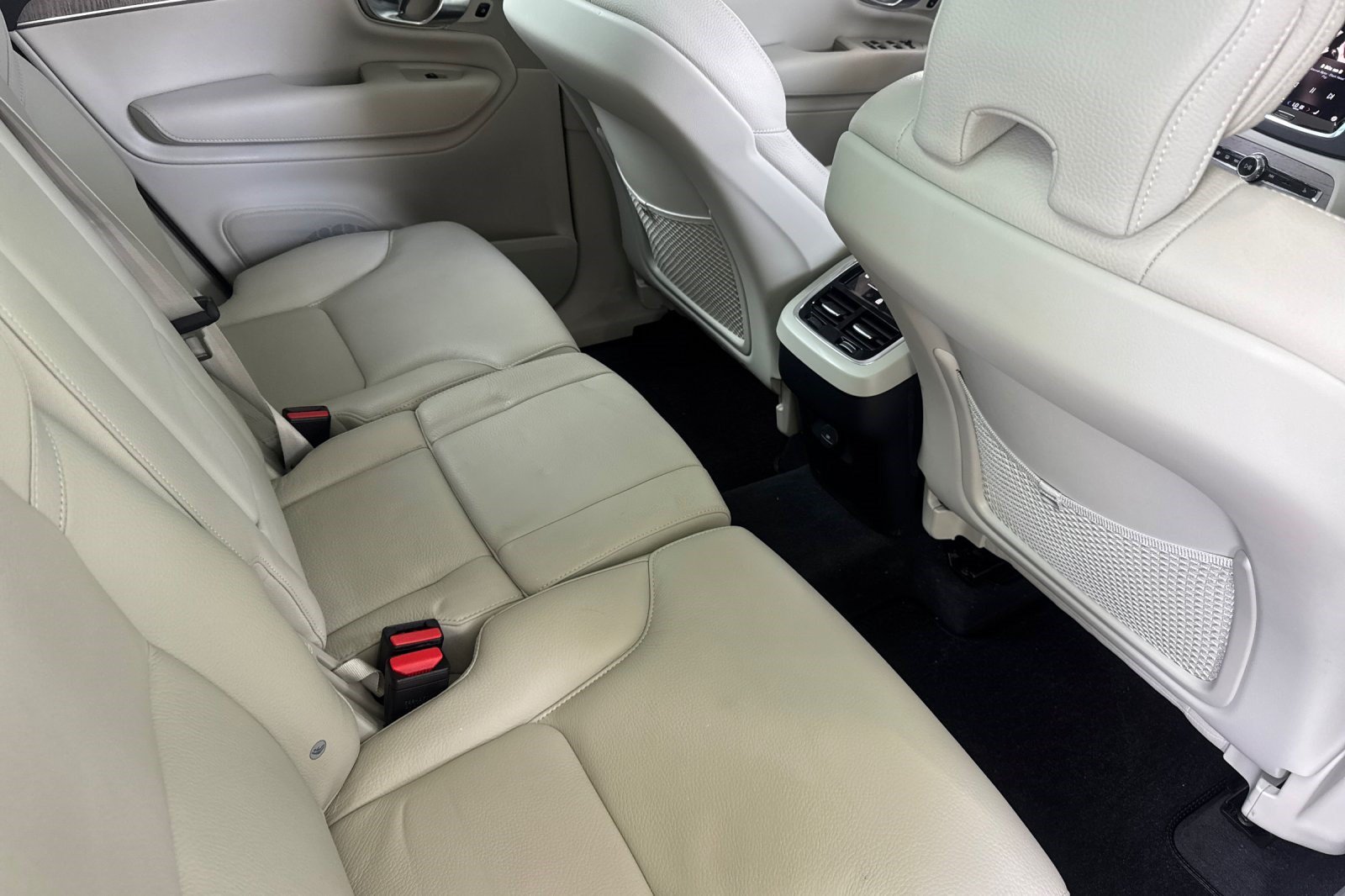 Used 2023 Volvo XC90 B5 Plus AWD/4WD image 31