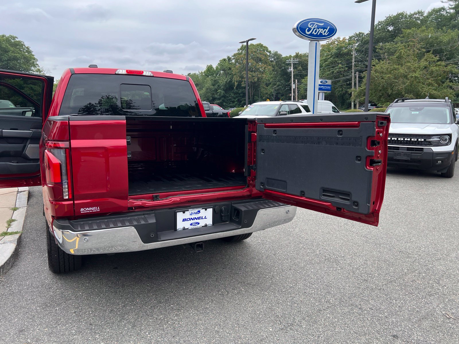 Used 2025 Ford F150 Lariat w/ Equipment Group 501A Mid AWD/4WD image 13