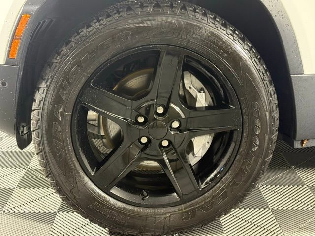 Used 2023 Land Rover Defender 130 SE image 11