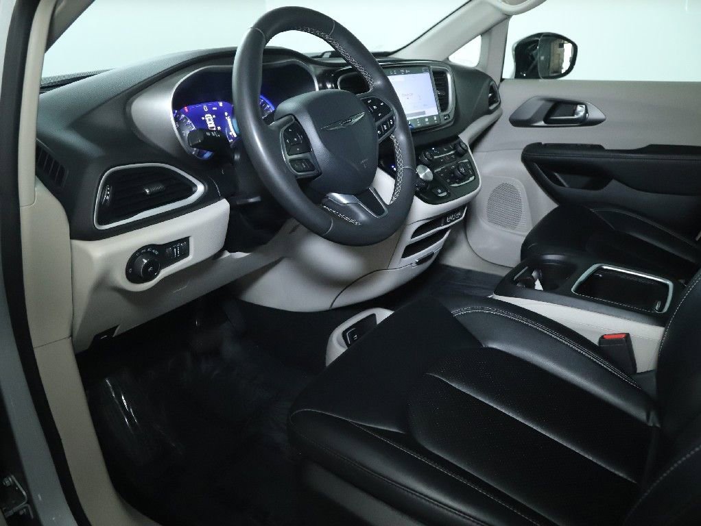 Used 2024 Chrysler Pacifica Touring-L FWD image 17