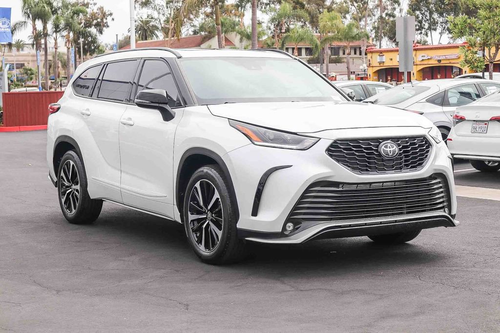 Used 2022 Toyota Highlander XSE FWD image 3