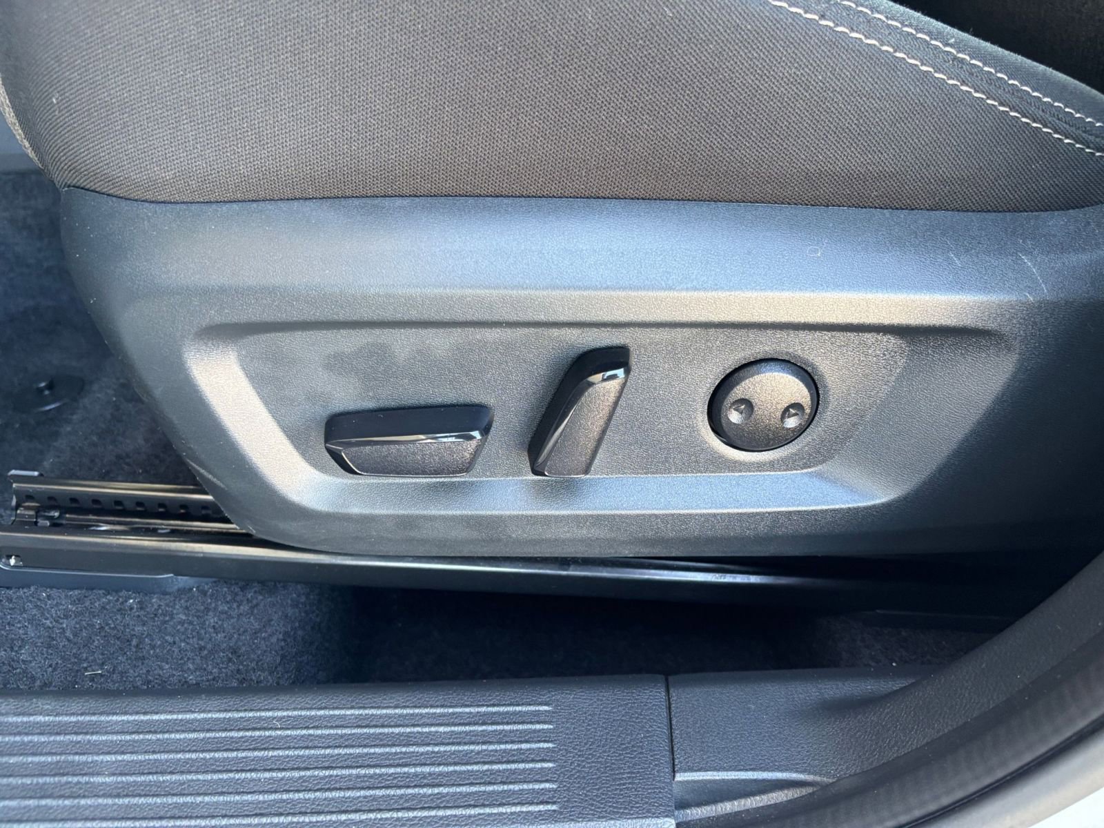 Used 2025 Nissan Rogue SV FWD image 22