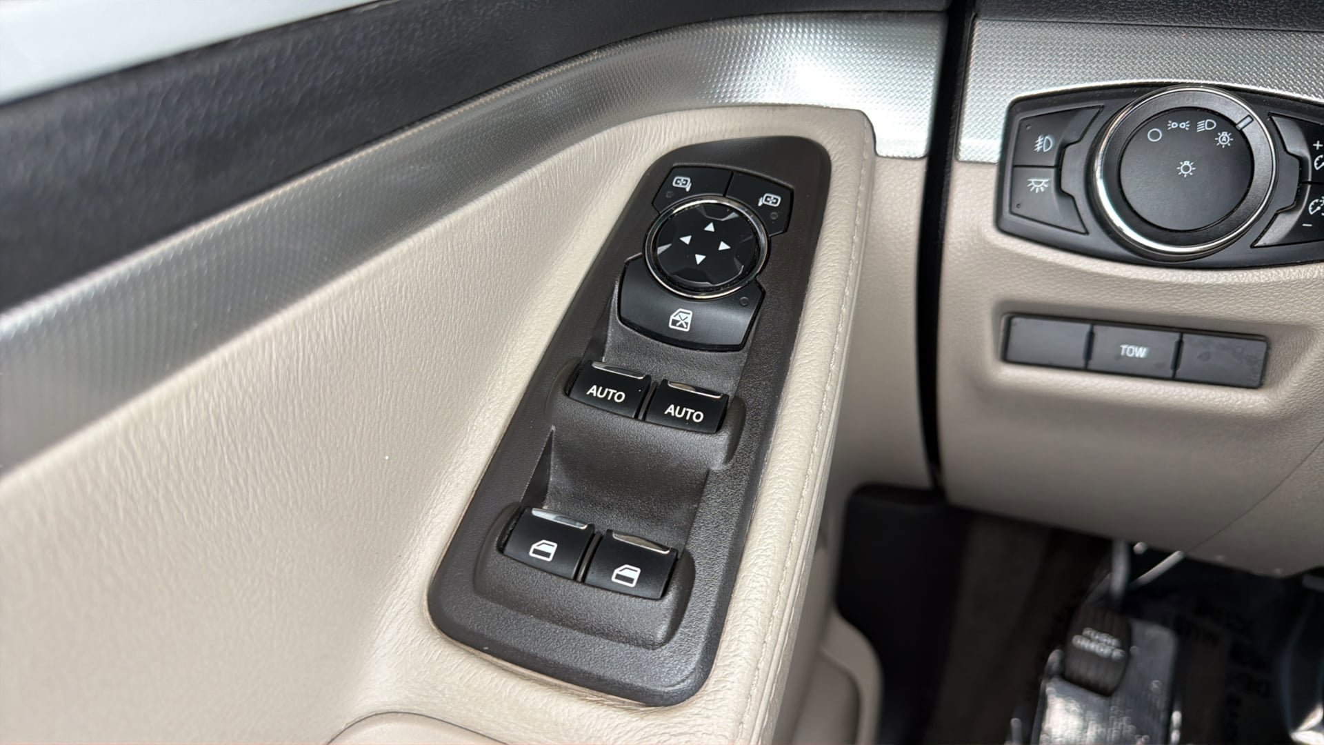 Used 2014 Ford Explorer XLT FWD image 19
