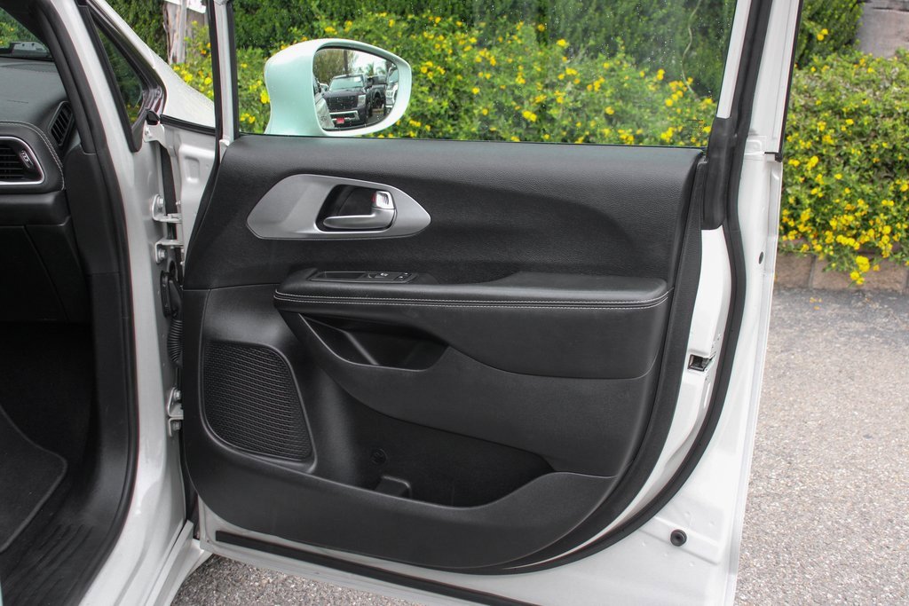 Used 2021 Chrysler Pacifica Touring w/ S Appearance Package image 40