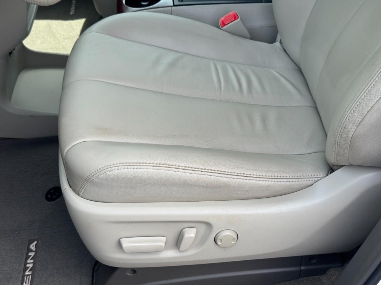 Used 2014 Toyota Sienna XLE FWD image 19