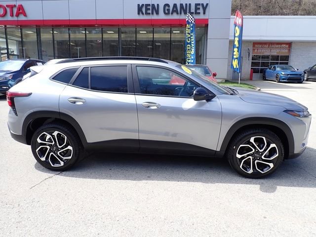 Used 2025 Chevrolet Trax RS image 2