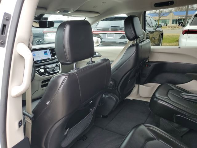Used 2024 Chrysler Pacifica Touring-L image 30