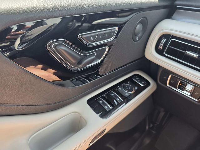 New 2025 Lincoln Aviator AWD w/ Jet Appearance Package image 13