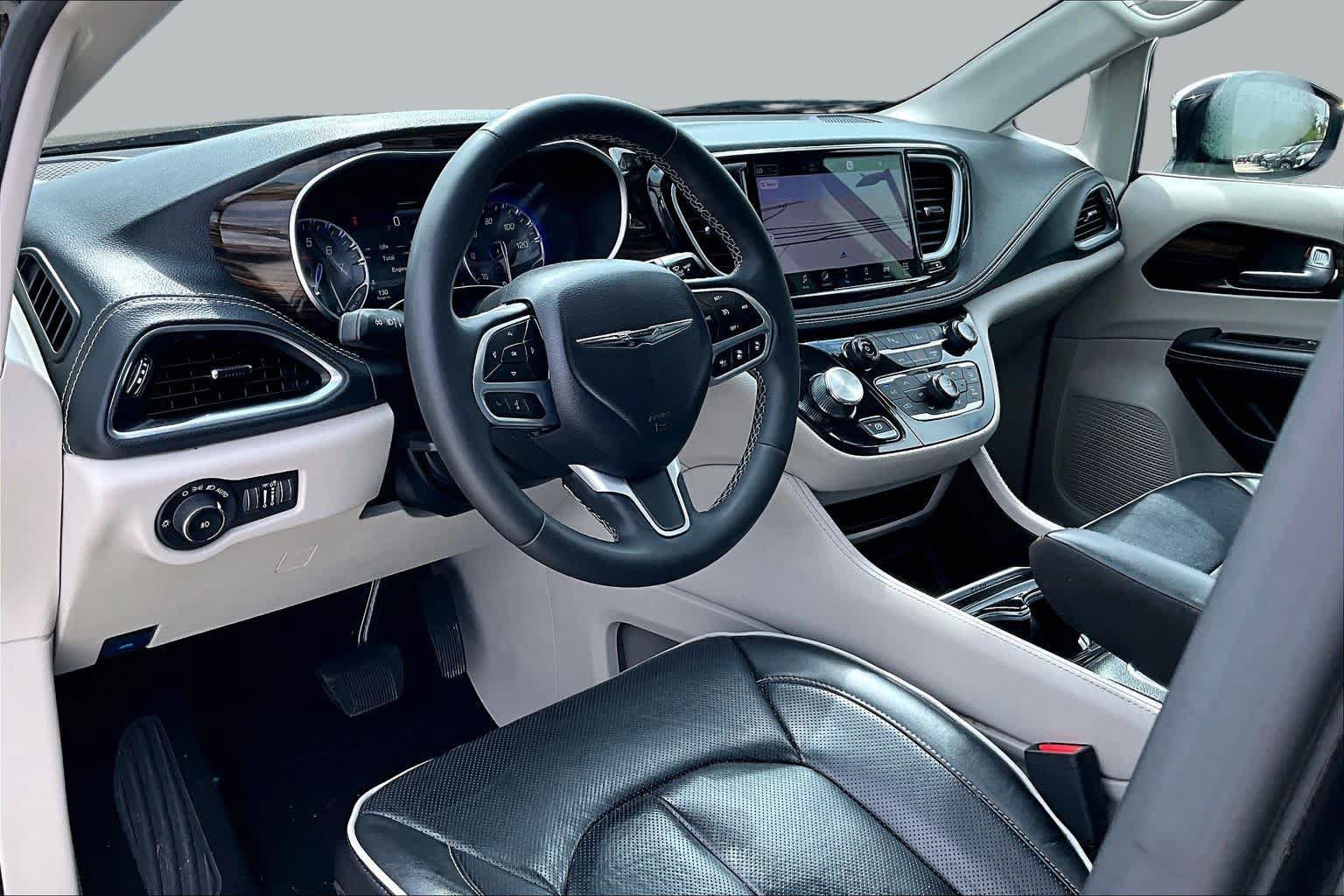 Used 2023 Chrysler Pacifica Limited FWD image 17