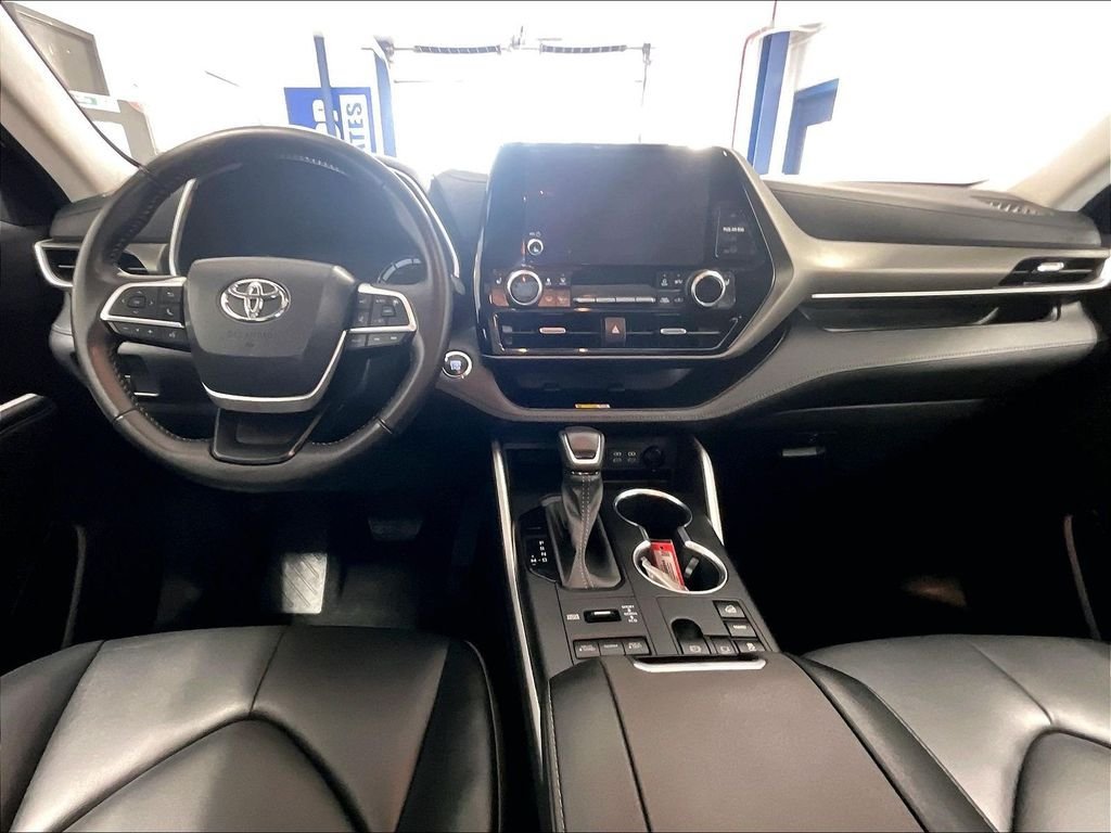 Used 2023 Toyota Highlander XLE AWD/4WD image 21