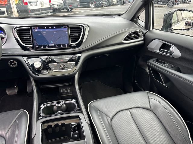 Used 2025 Chrysler Pacifica Limited FWD image 10