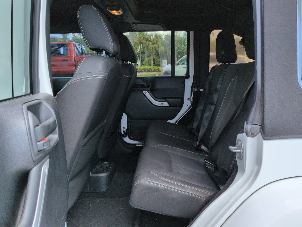 Used 2016 Jeep Wrangler Unlimited Sahara w/ Connectivity Group AWD/4WD image 14