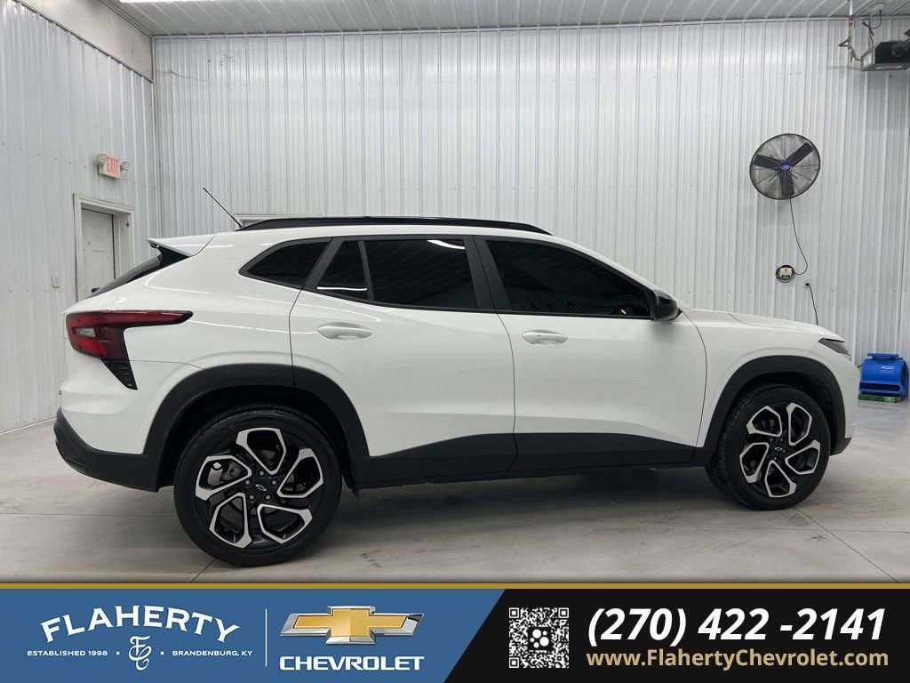 Used 2024 Chevrolet Trax RS image 2