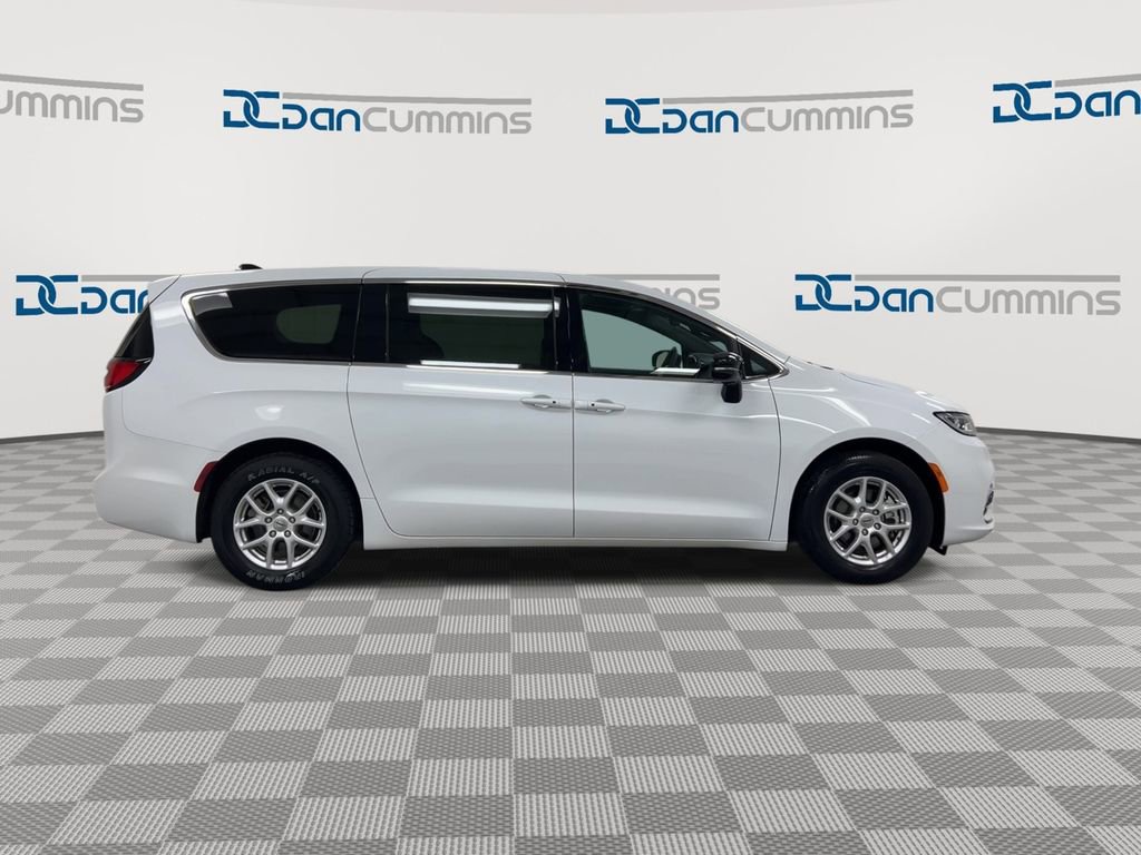 Used 2025 Chrysler Pacifica Select image 9