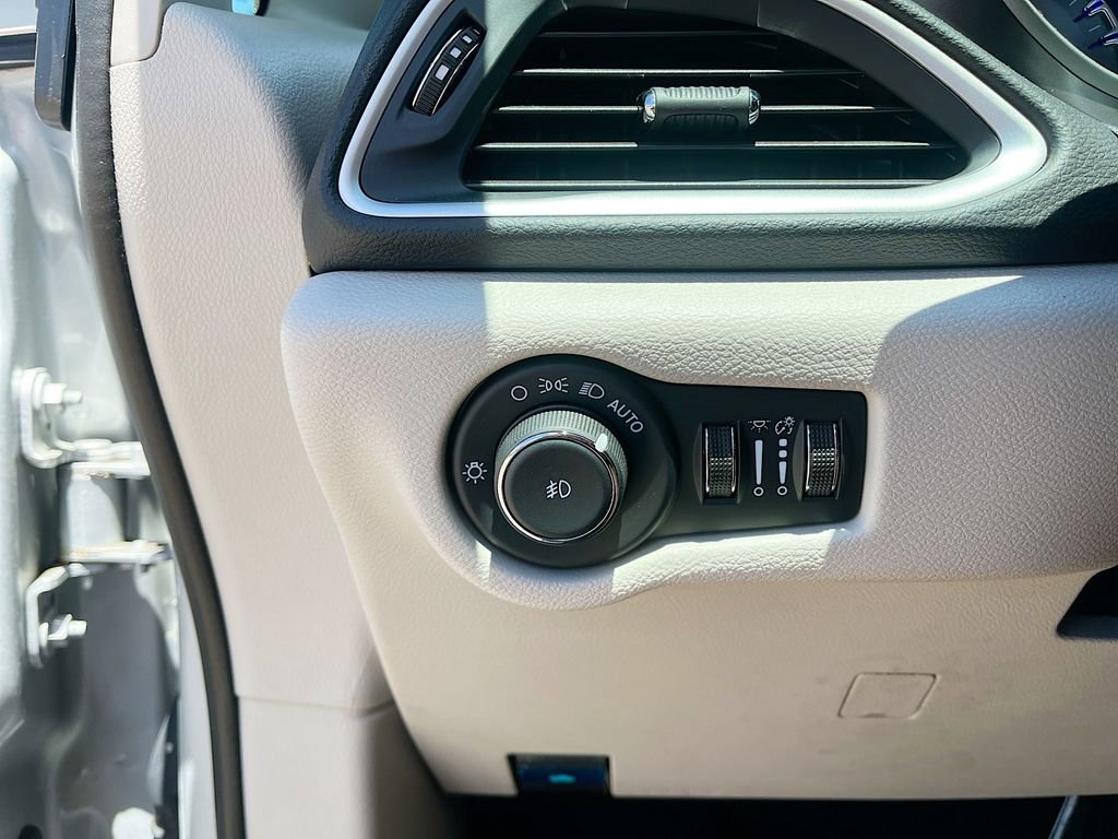 Used 2024 Chrysler Pacifica Touring-L image 10