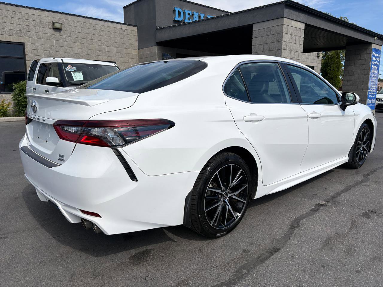 Used 2022 Toyota Camry SE w/ Convenience Package AWD/4WD image 6