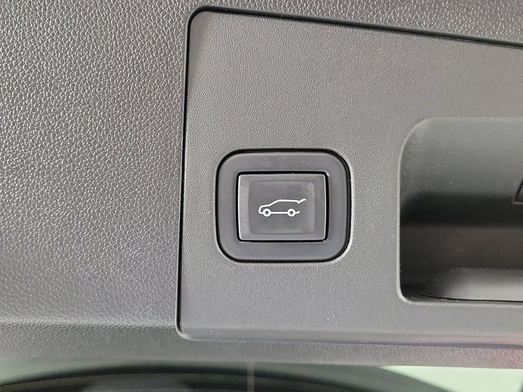 Used 2023 Cadillac XT4 Luxury w/ Driver Awareness Package FWD image 9