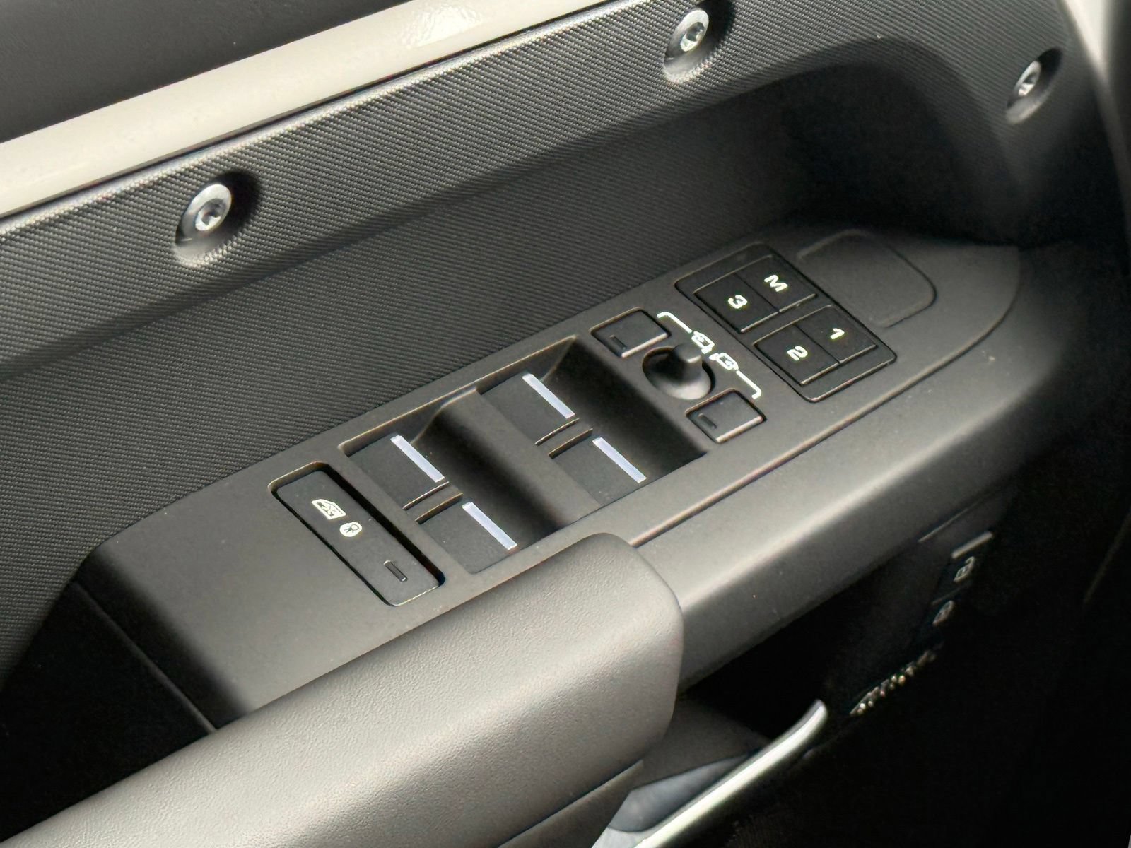 New 2026 Land Rover Defender 110 X-Dynamic SE AWD/4WD image 36
