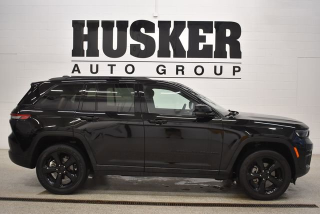 Used 2024 Jeep Grand Cherokee Altitude AWD/4WD image 2