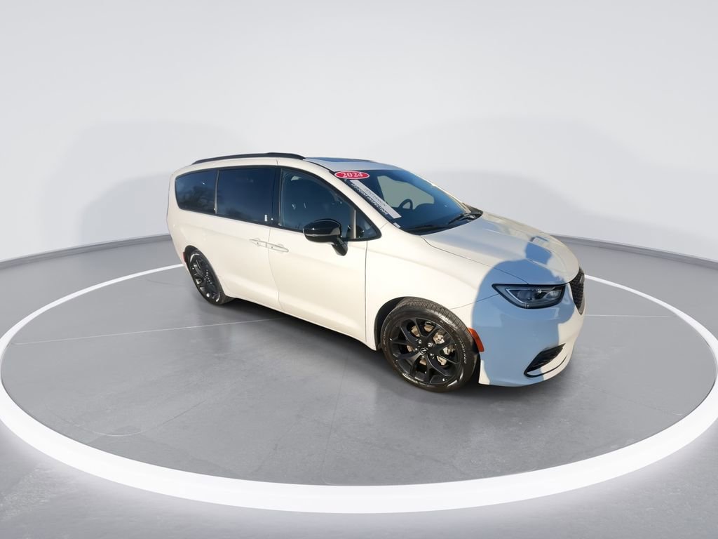 Used 2025 Chrysler Pacifica Limited image 2