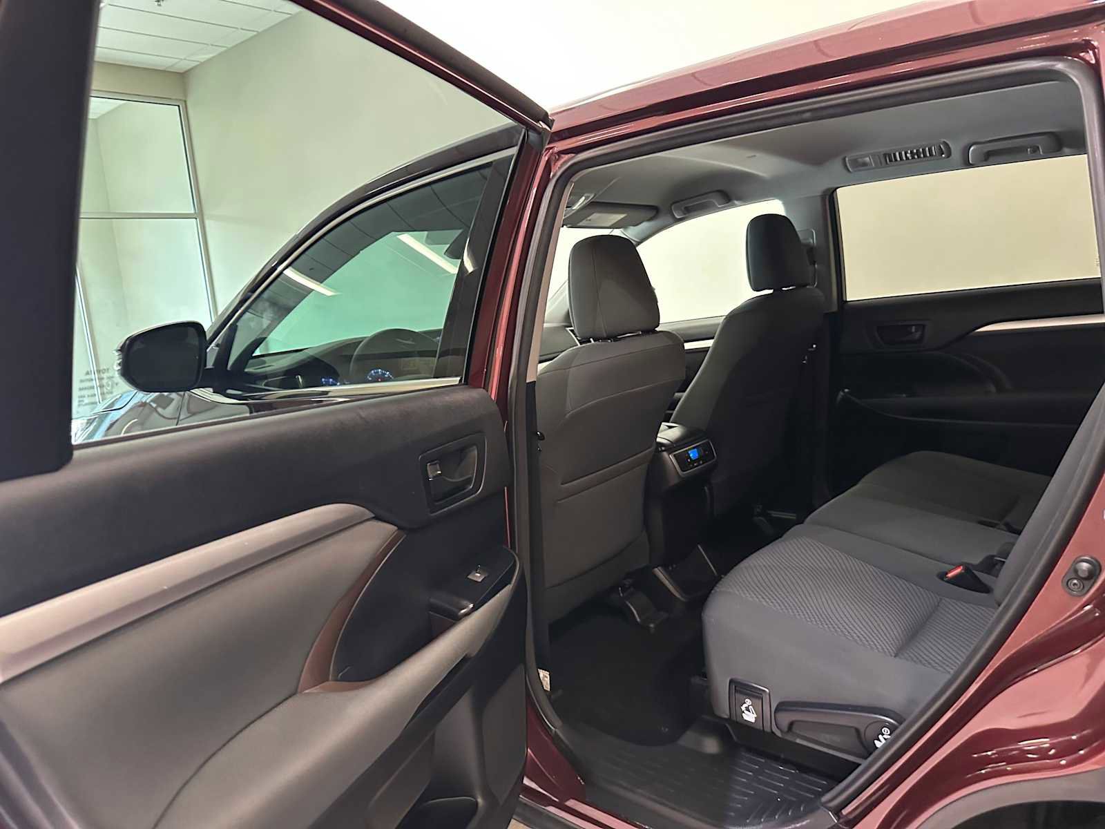 Used 2018 Toyota Highlander LE image 23