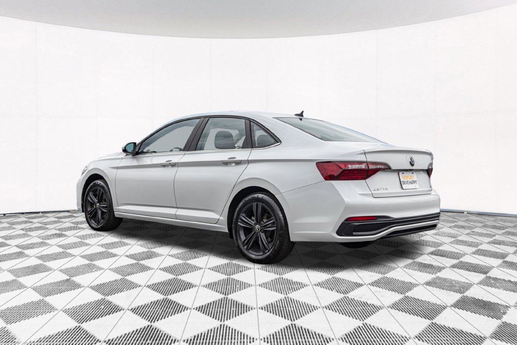 Certified 2023 Volkswagen Jetta SE w/ Panoramic Sunroof Package FWD image 8