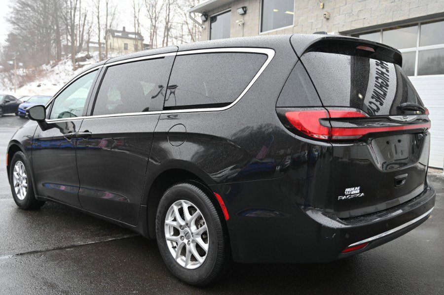 Used 2023 Chrysler Pacifica Touring-L FWD image 3
