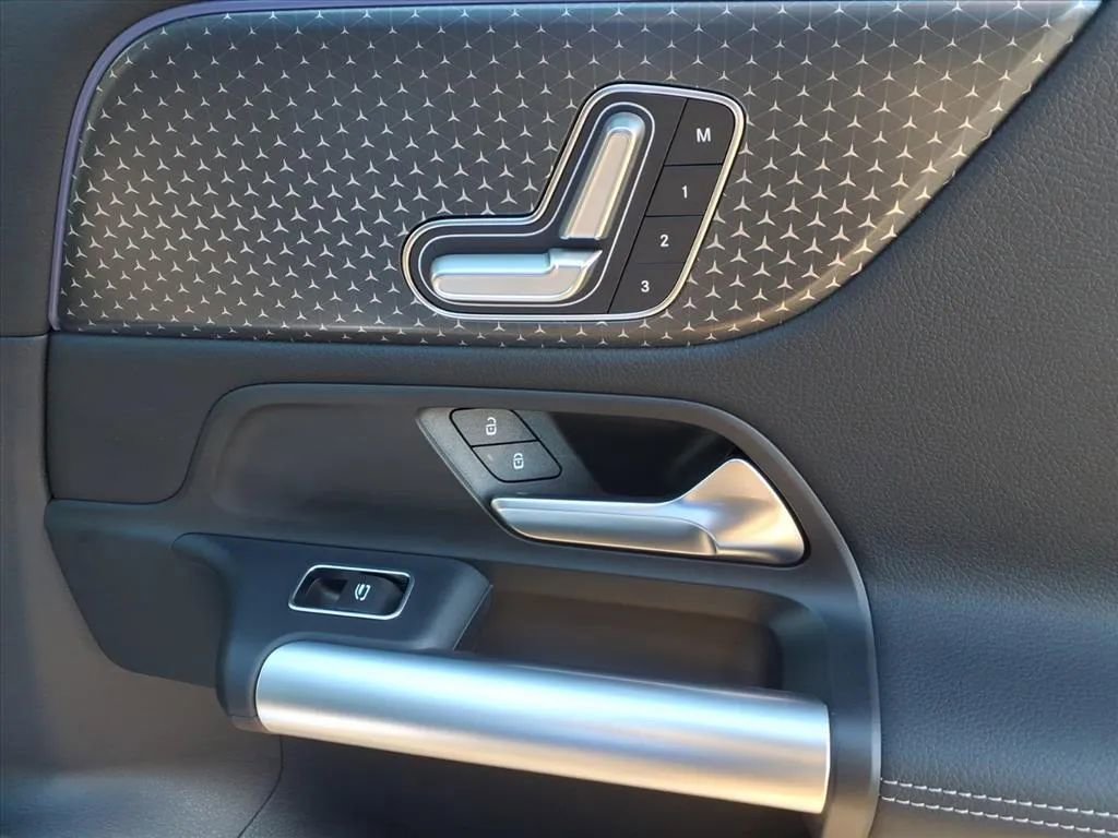 Used 2025 Mercedes-Benz GLA 250 image 12