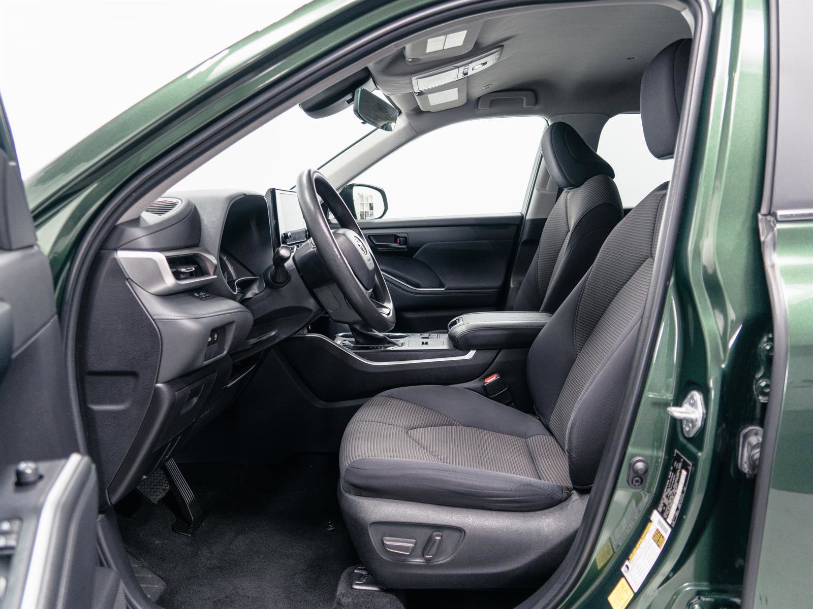 Used 2023 Toyota Highlander L image 4