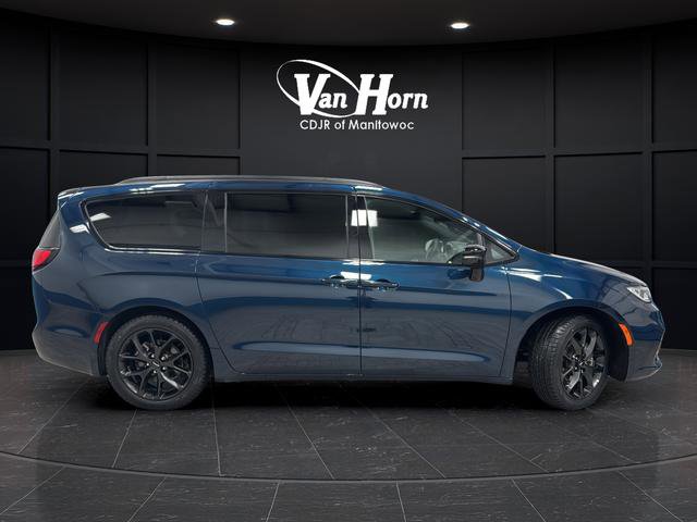 Used 2025 Chrysler Pacifica Limited image 8