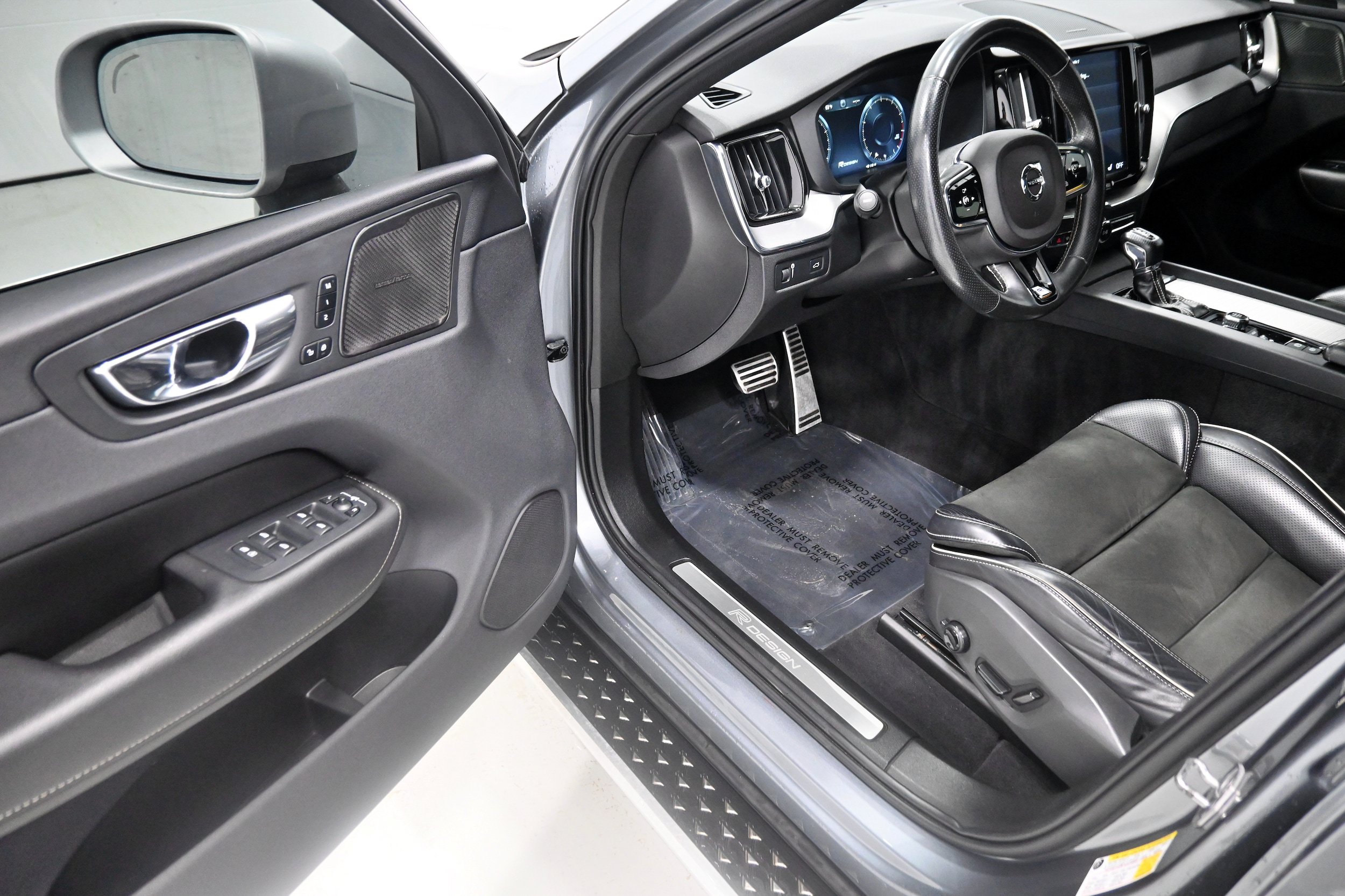 Used 2019 Volvo XC60 T5 R-Design w/ Protection Package Premier AWD/4WD image 4