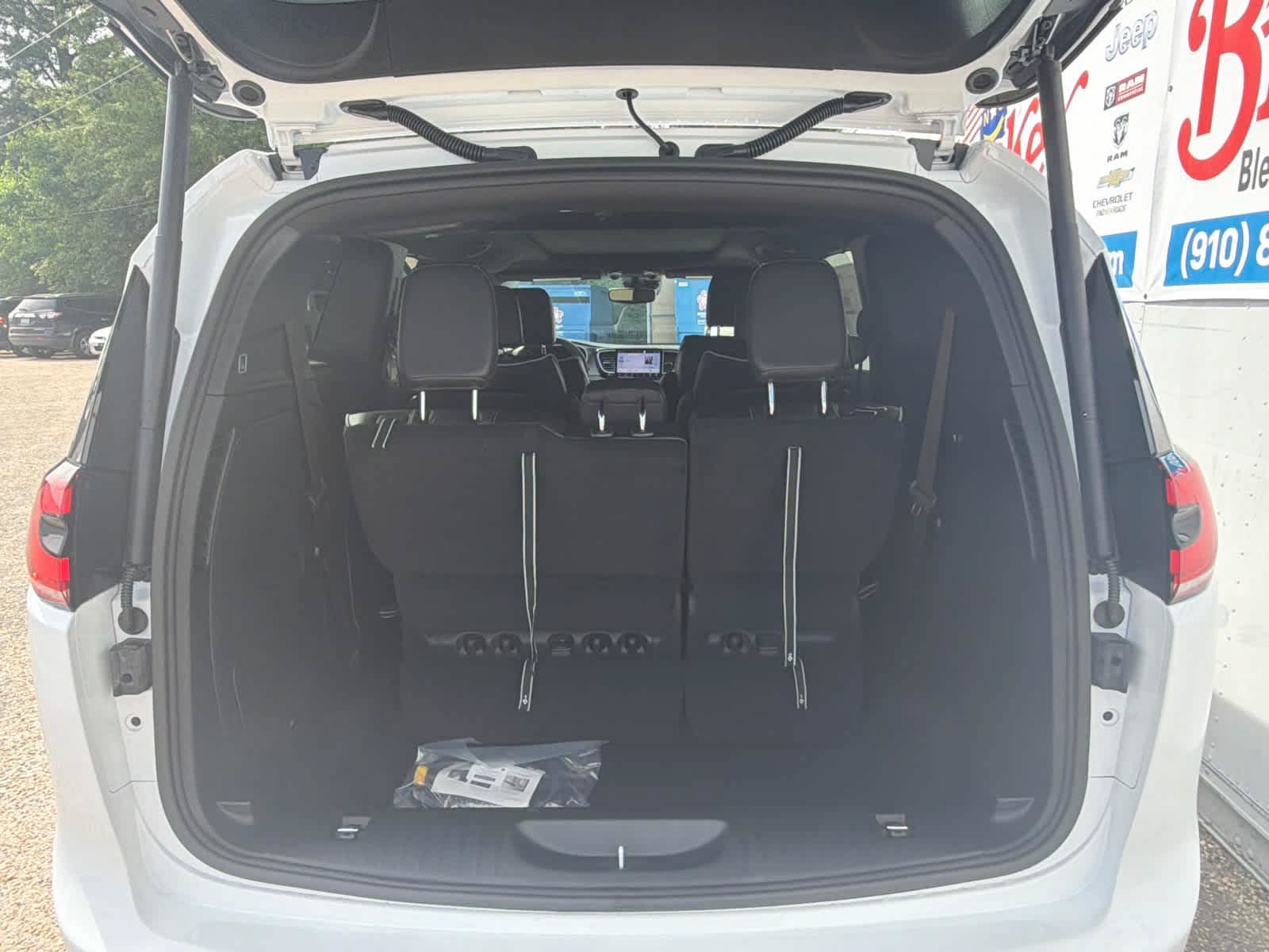 New 2027 Chrysler Pacifica Select FWD image 12